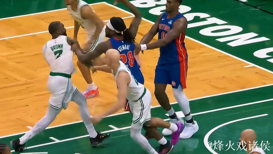 杰伦-布朗和斯图尔特篮下卡位时发生冲突,双方各领一个技犯 杰伦-布朗和斯图尔特篮下卡位时发生冲突,双方各领一个技犯